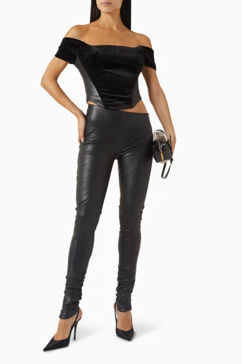 بلوزة بتصميم مشد وقصة ضيقة بأكتاف مكشوفة مخمل