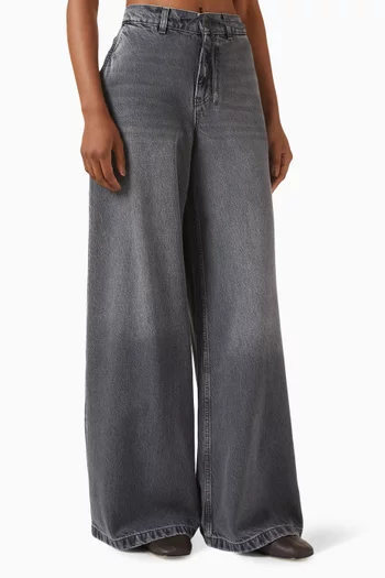 بنطال جينز بقصة ساق واسعة وحزام دينم