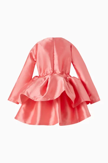 فستان متعدد الطبقات وعقدة بارزة