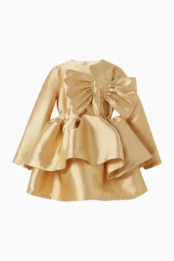 فستان متعدد الطبقات وعقدة بارزة