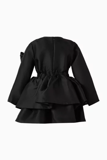 فستان متعدد الطبقات وعقدة بارزة