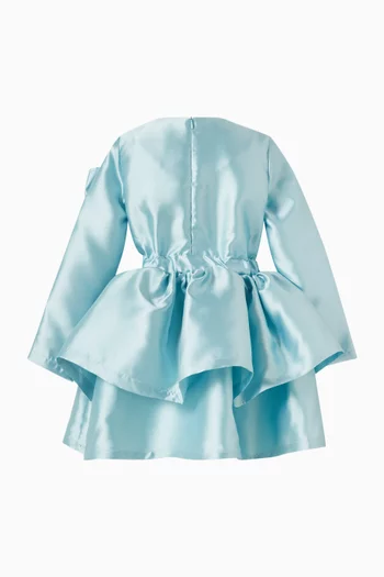 فستان متعدد الطبقات وعقدة بارزة