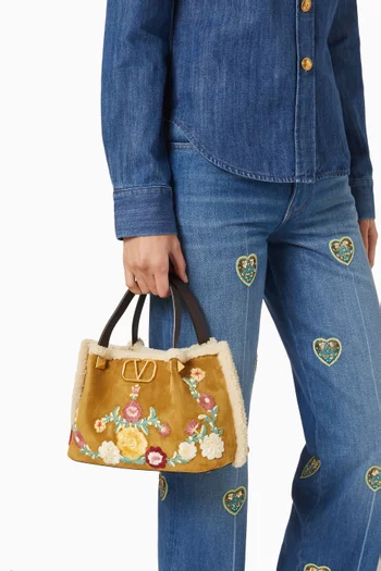 حقيبة يد صغيرة بشعار الماركة شمواه مطرز