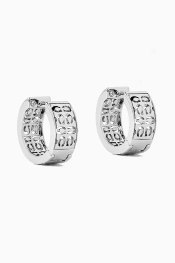 أقراط هاجي بشعار الماركة وتصميم مبطن نحاس مطلي