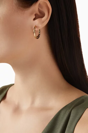 أقراط دائرية صغيرة بحرف C نحاس مطلي