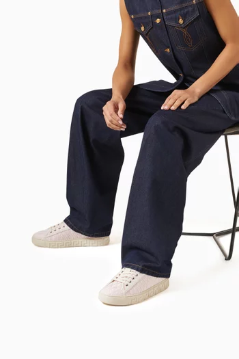 سنيكرز بنقشة حرف V على التصميم بالكامل وزخارف يونانية