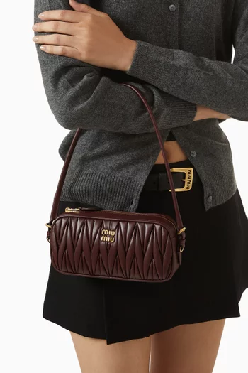 حقيبة صغيرة بيد علوية وشعار الماركة جلد نابا مبطن