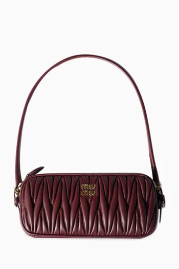 حقيبة صغيرة بيد علوية وشعار الماركة جلد نابا مبطن