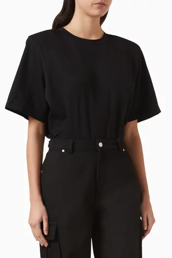 بودي سوت بأكتاف عريضة