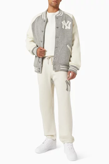 تي شيرت مطرز بشعار الماركة قطن وجيرسه