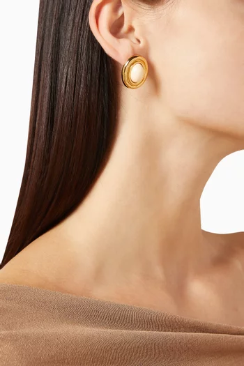 أقراط برايز معدن مطلي بلون ذهبي ومينا بلون كريمي