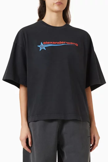 تي شيرت بقصة مربعة وطبعة شعار الماركة قطن