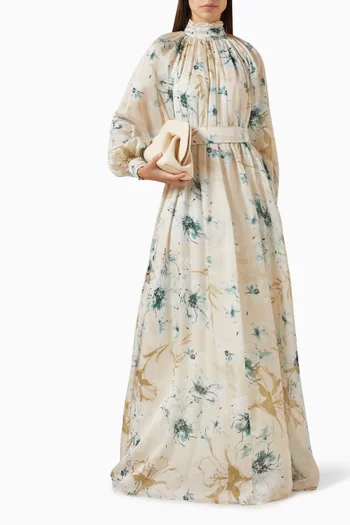 فستان لال طويل بحزام ونقشة زهور