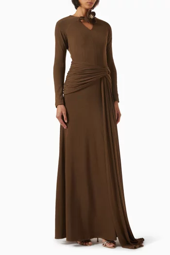 فستان بدرابيه وتطريزات زهور