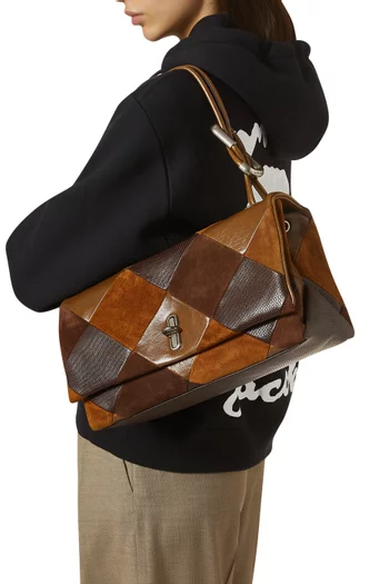 حقيبة كتف دوال كبيرة بتصميم رقعات جلد وشمواه