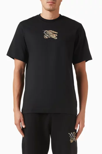 تي شيرت بشعار الفروسية ونقشة مربعات قطن