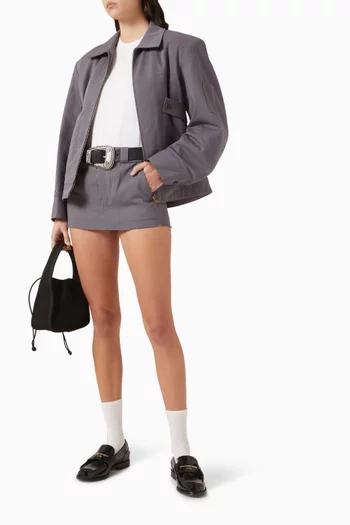 سكورت مستوحى من ملابس العمل بتفاصيل ممزقة وطيّات مزيج قطن