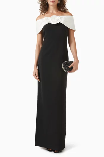 فستان طويل بأكتاف مكشوفة وزهرة بارزة كريب