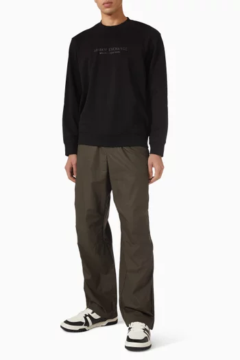 سويت شيرت بفتحة رقبة مستديرة وشعار الماركة بلون مماثل