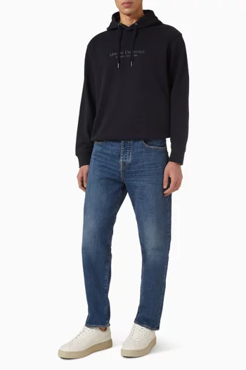 كنزة بغطاء رأس وشعار الماركة قطن