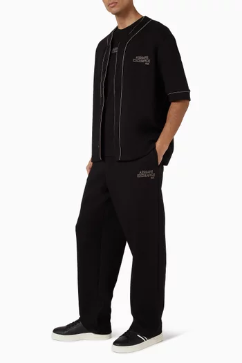 سويت شيرت بأكمام قصيرة وشعار الماركة