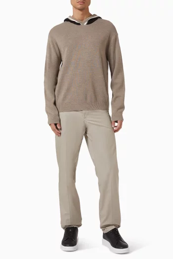 كنزة بغطاء رأس بشعار الماركة قماش معالج