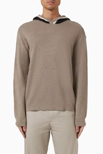 كنزة بغطاء رأس بشعار الماركة قماش معالج