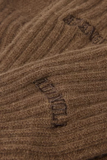 جوارب مطرزة بشعار الماركة نسيج