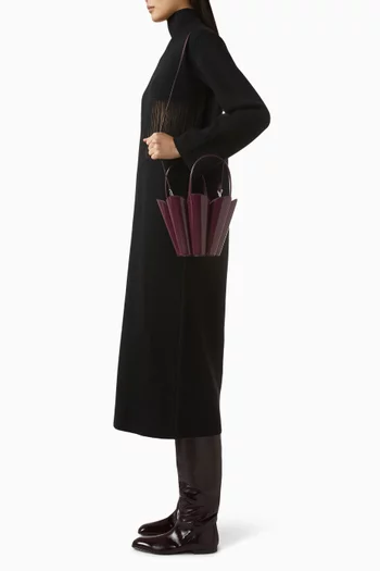 حقيبة باكيت بتصميم زهرة بشكل بستوني جلد لامع