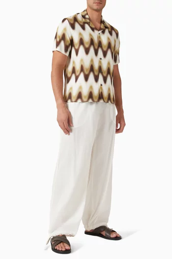 قميص بولينغ بقصة ضيقة بنقشة خطوط مموجة بألوان متدرجة