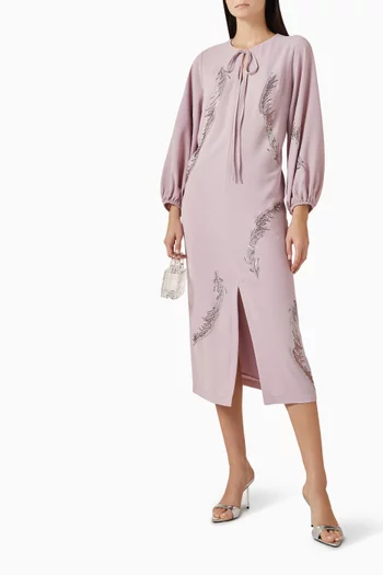 فستان متوسط الطول مزين بتطريزات