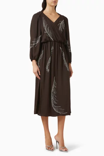 فستان متوسط الطول مزين بتطريزات