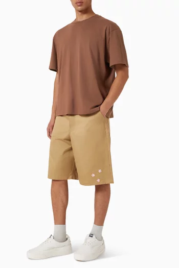 تي شيرت بقصة مربعة برقعة شعار الماركة قطن