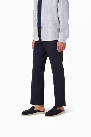 حذاء مفتوح من الخلف بشعار الماركة شمواه