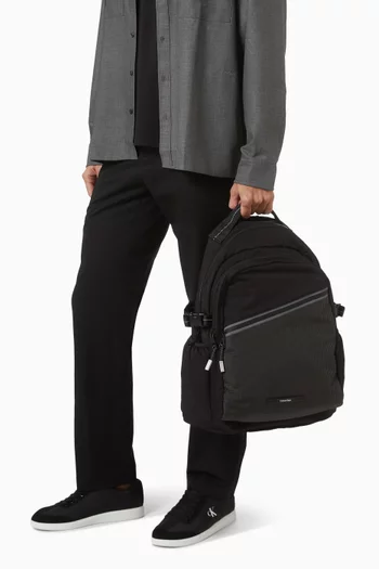 حقيبة ظهر بخطوط وسحّاب نايلون