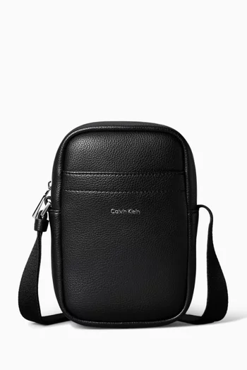 حقيبة كروس ريبورتر صغيرة بشعار الماركة جلد صناعي بارز