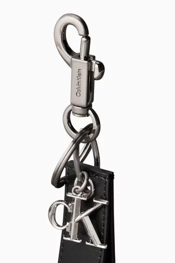 سلسلة مفاتيح بشعار الماركة ودلاية كبيرة بحرفي CK جلد