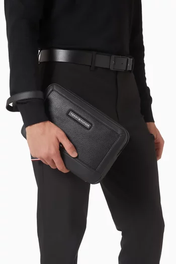 حقيبة صغيرة بشعار الماركة في المنتصف جلد صديق للبيئة