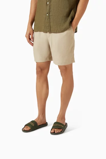 حذاء مفتوح لحمام السباحة محفور بشعار الماركة 