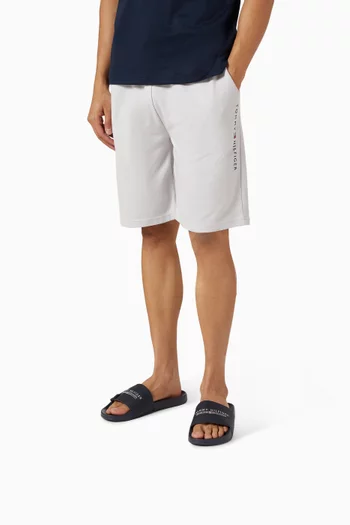 حذاء مفتوح لحمام السباحة بتطريز شعار الماركة