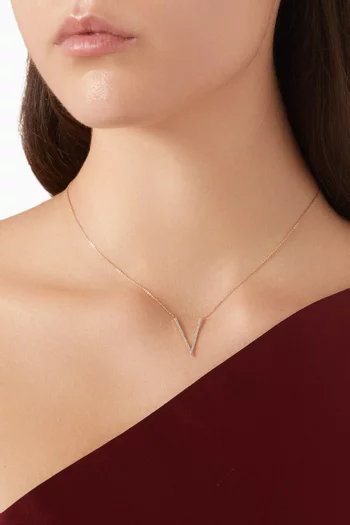 قلادة فاليريا بدلاية حرف V‏ ذهب عيار 18