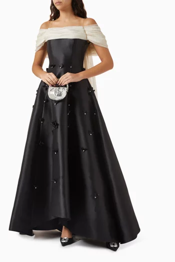 فستان طويل بأكتاف مكشوفة ستان