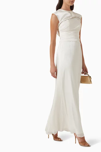 فستان رو مزين بتطريزات ستان