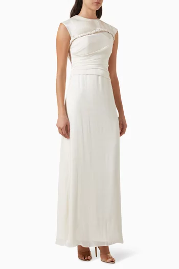 فستان رو مزين بتطريزات ستان