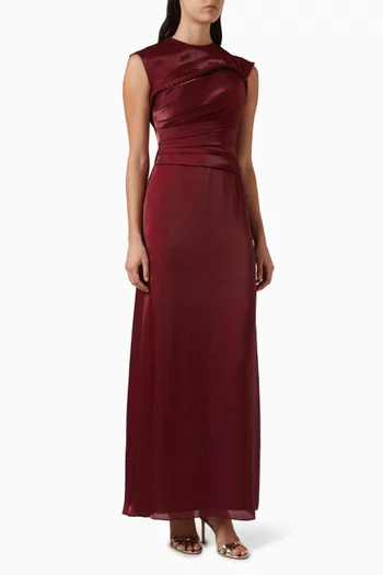 فستان رو مزين بتطريزات ستان