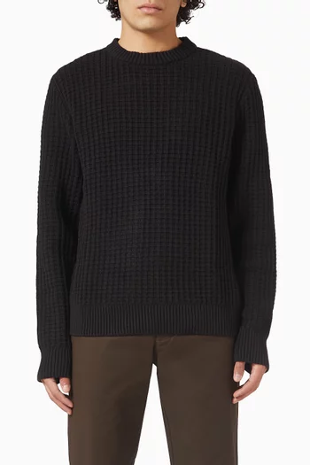 سترة منسوجة بفتحة رقبة مستديرة