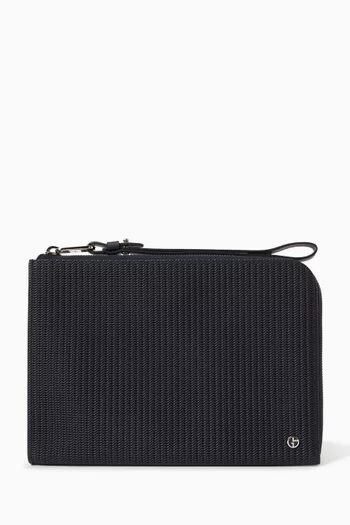 حقيبة صغيرة بنقشة مموجة وشعار الماركة جلد