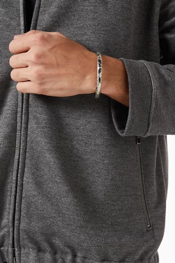 سوار مفتوح بإضافات بألوان مُغايرة