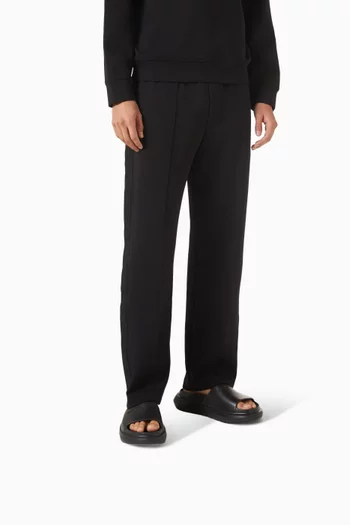 حذاء مفتوح قطعة واحدة بشعار الماركة ونعل سميك