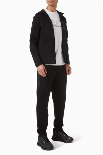 كنزة بغطاء للرأس مزينة بشعار الماركة